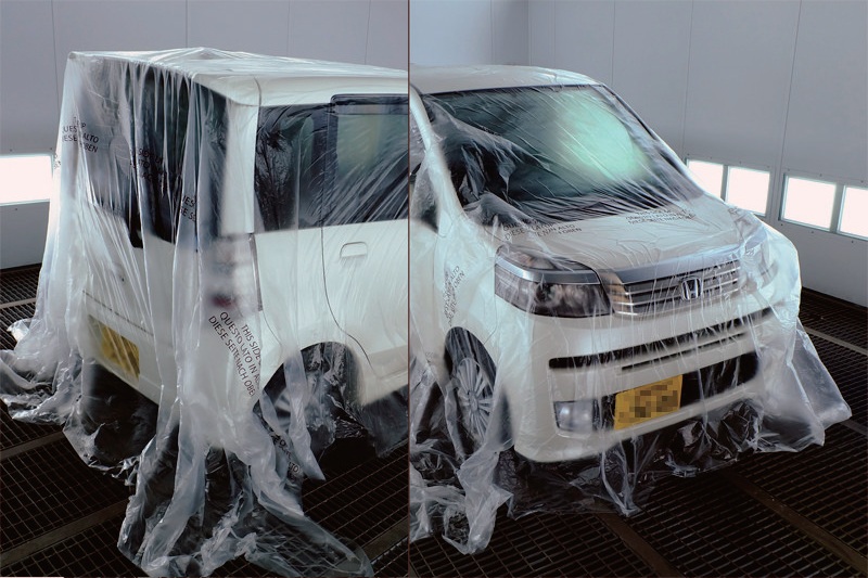ワゴン車の右後部に展開した製品+箱